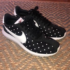 Like New Nike Roshe Run Retro Polkadots Sz 8.5